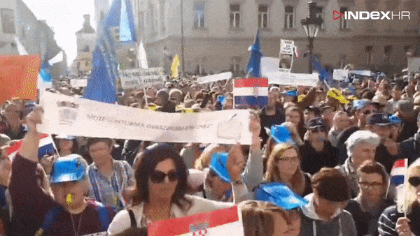 VIDEO Prosvjednici puštali navijačke pjesme, sindikalisti došli u dresovima